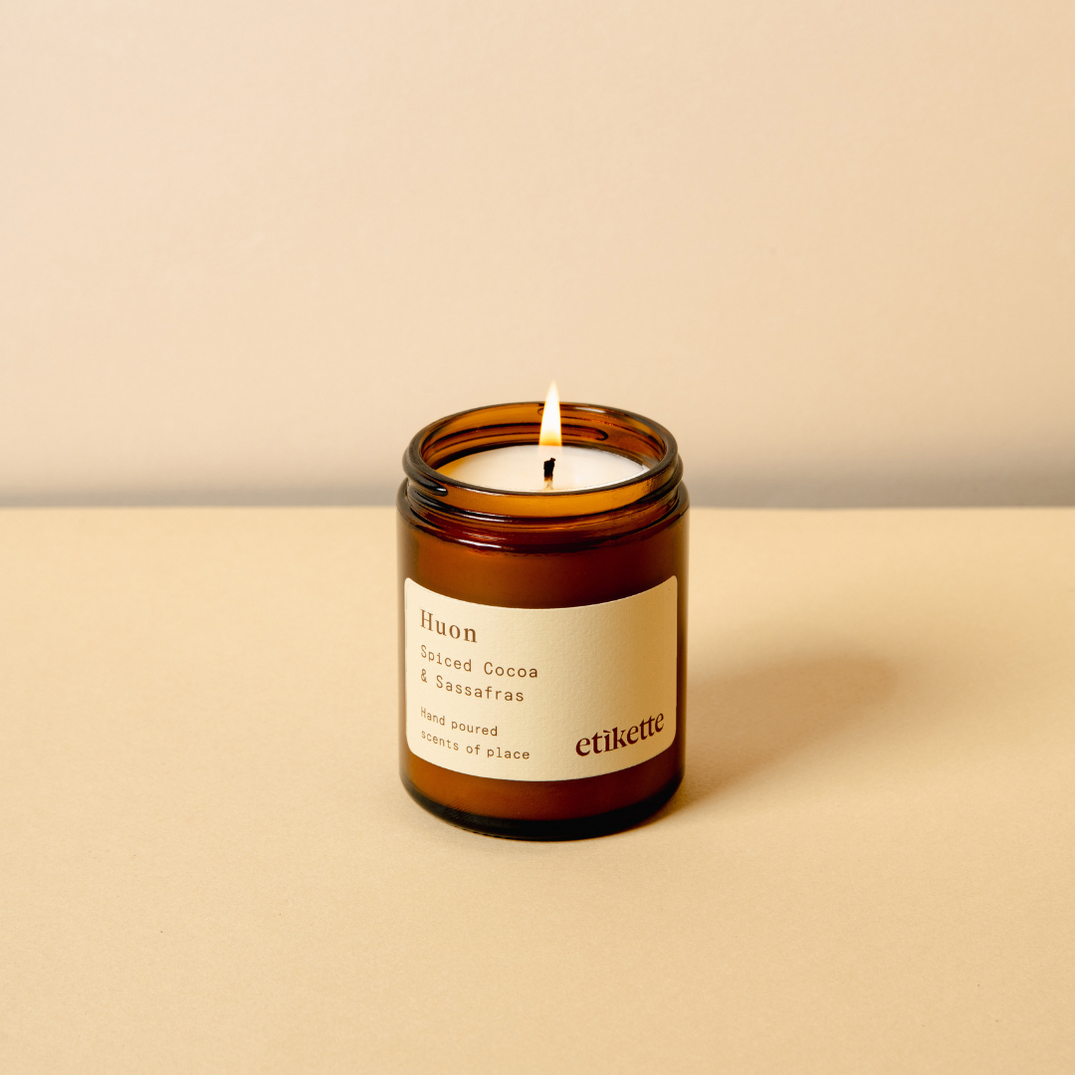 'Huon' Hand Poured Soy Wax Candle in Spiced Cocoa & Sassafras– etikette