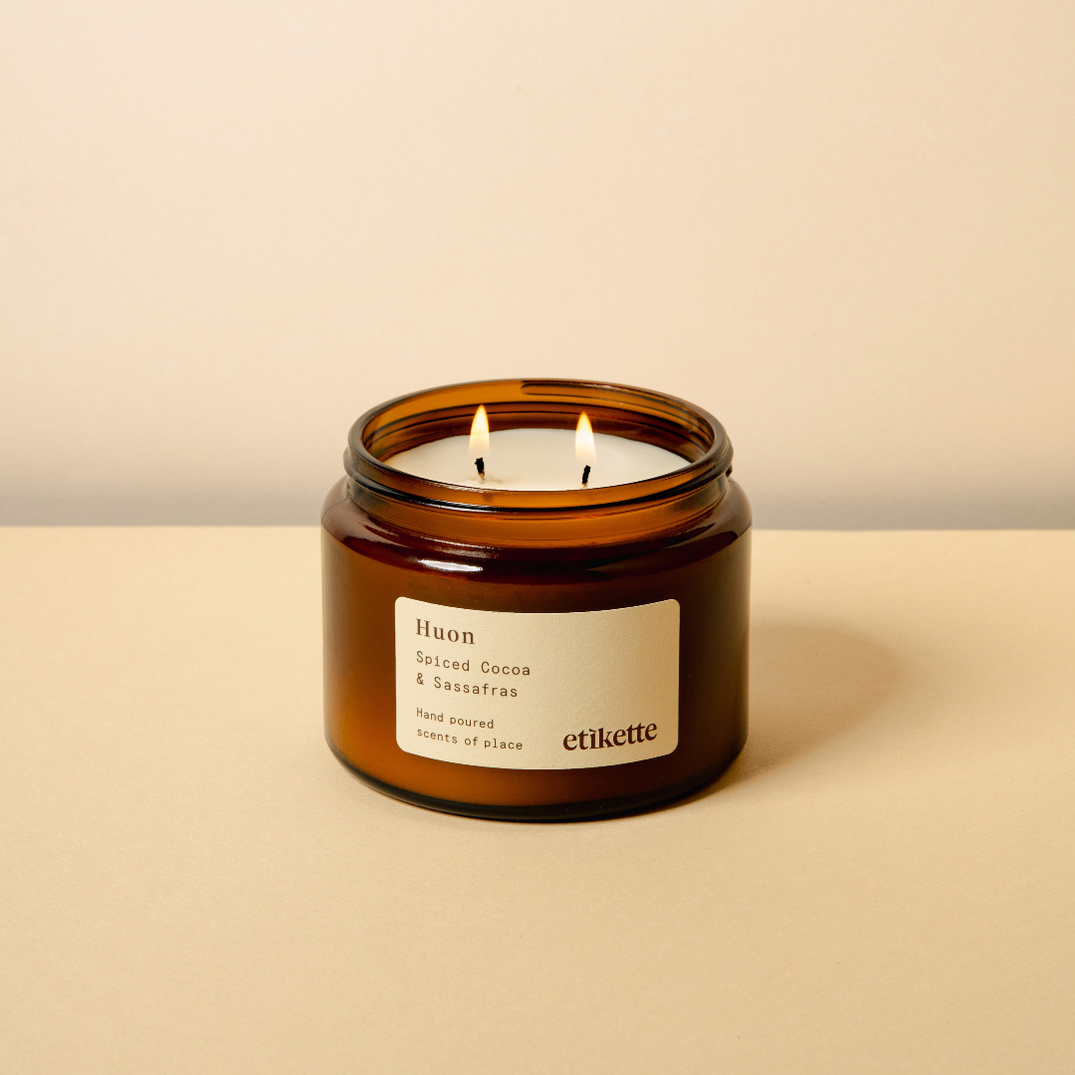 'Huon' Hand Poured Soy Wax Candle in Spiced Cocoa & Sassafras– etikette