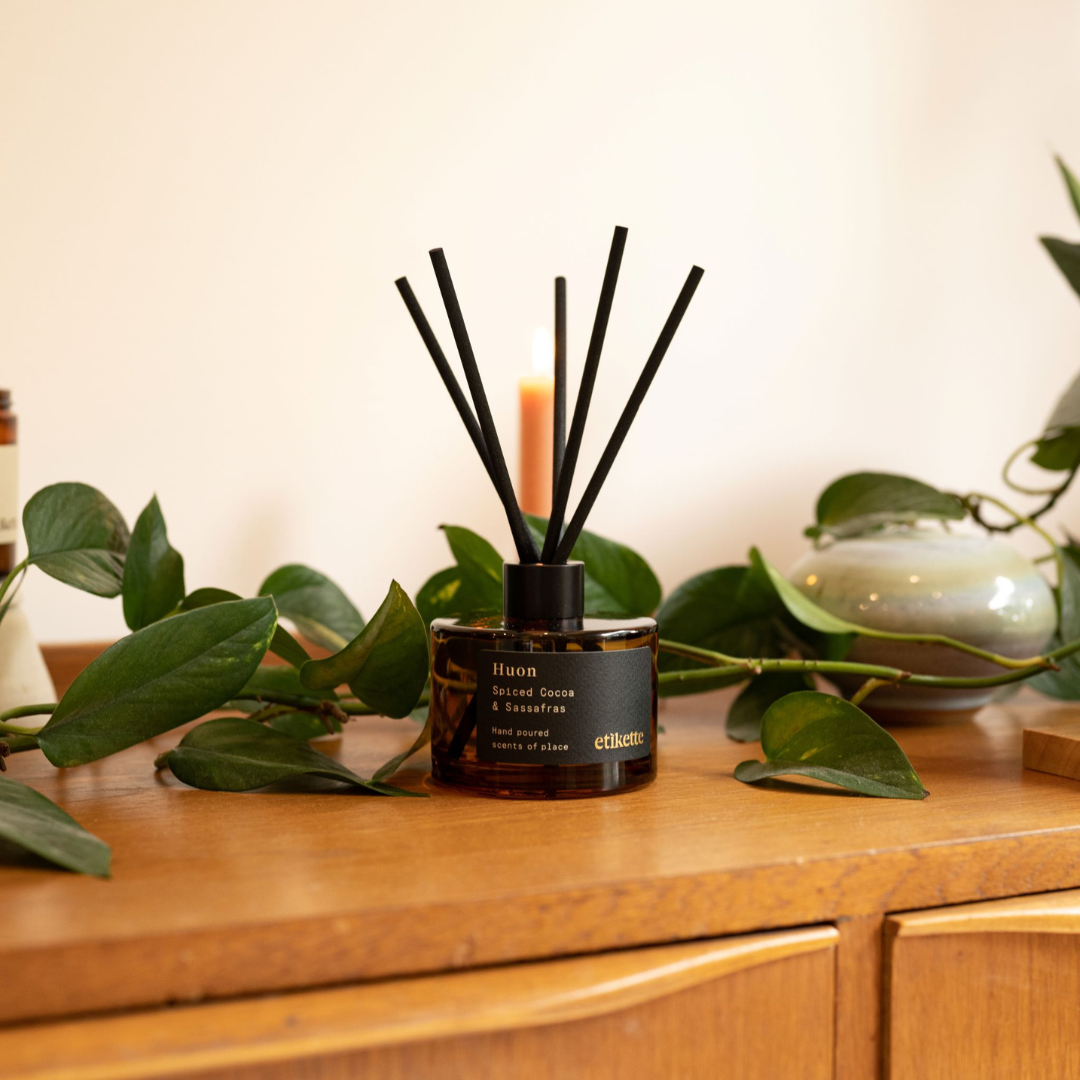 'Huon' Eco Reed Diffuser in Spiced Cocoa & Sassafras 200ml – Etikette
